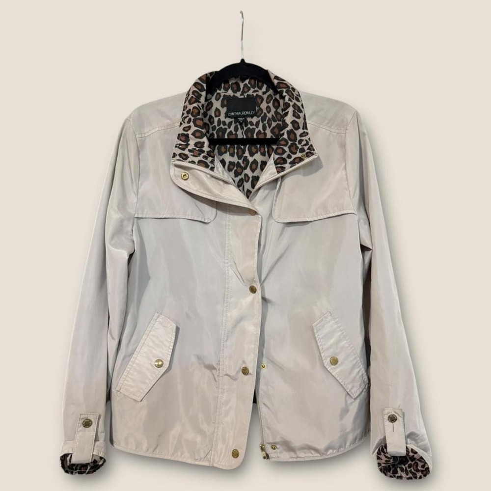 Cream and tan waterproof jacket with leopard print lining‎